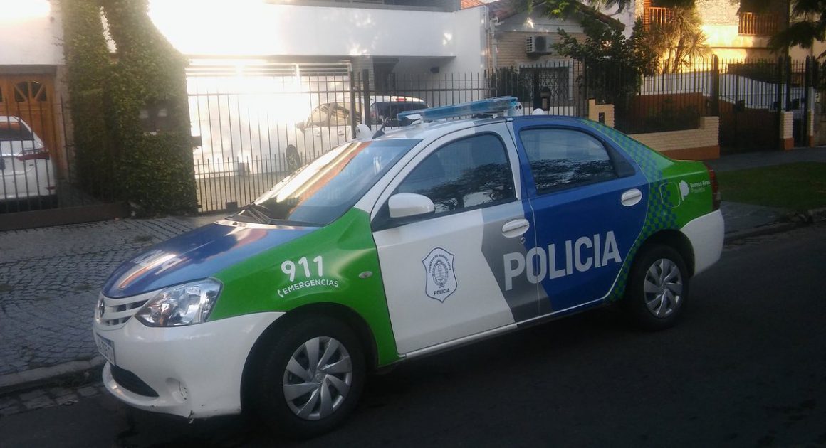 Lomas de Zamora: Una familia fue asaltada cuando llegaba a su casa - Online-911 (Comunicado de prensa)
