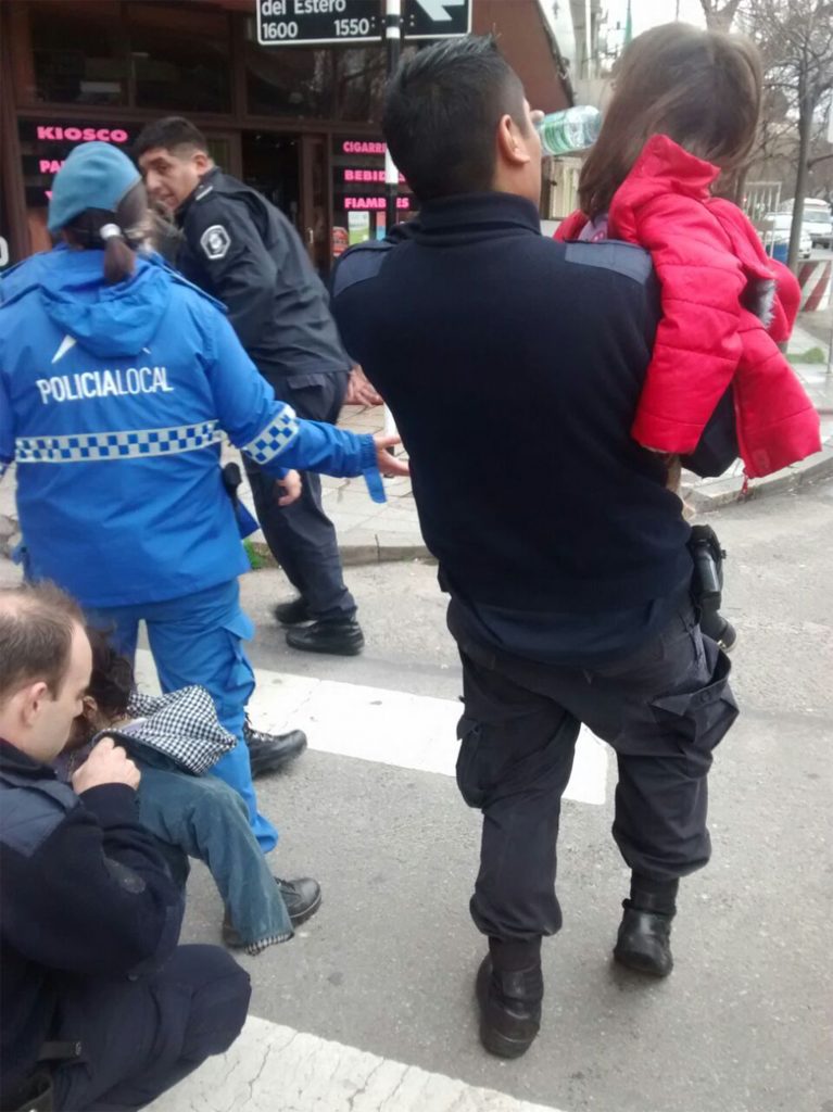 Policías rescataron a mujer y sus hijos en incendio en Mar del Plata (4)